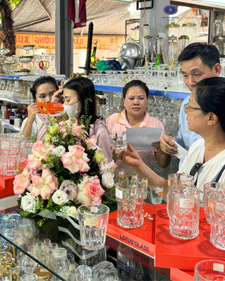 Khách hàng tham quan quầy hàng Lotus Glass