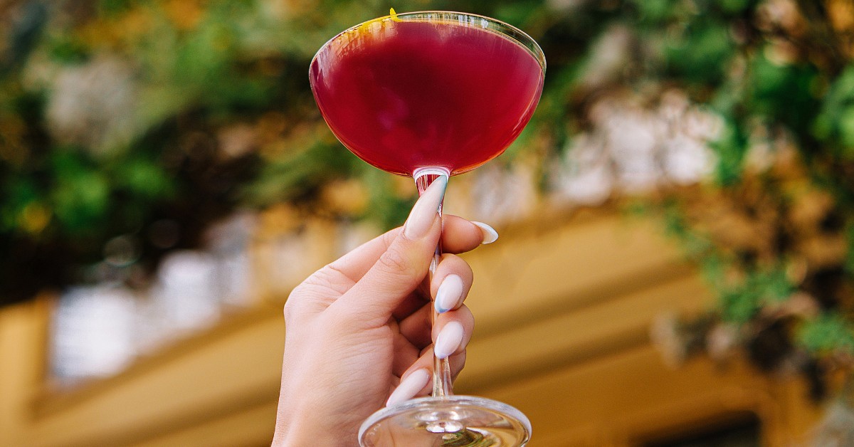 Vì sao cần cầm ly cocktail đúng cách