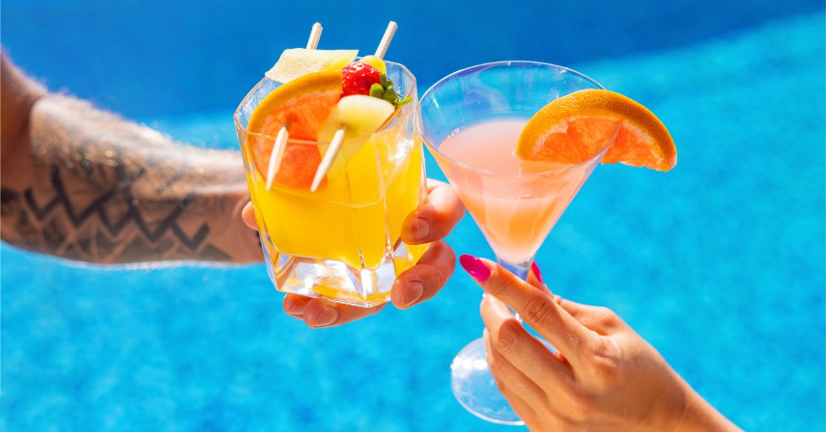 Top 5 cách cầm ly cocktail đúng chuẩn và sang trọng