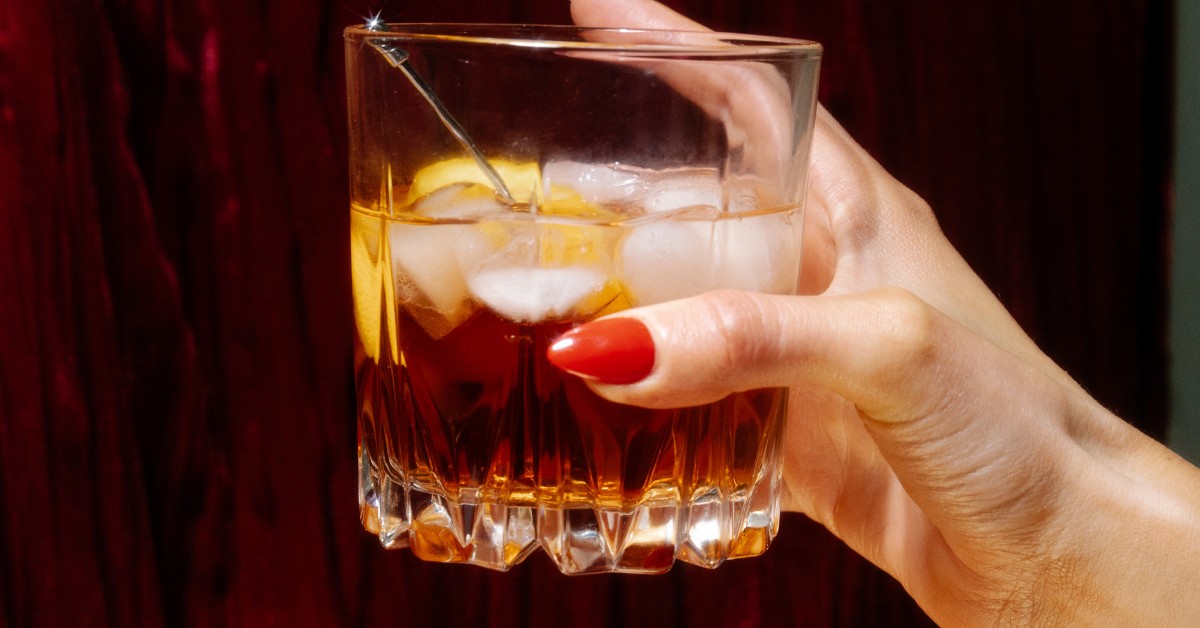 So sánh cách cầm ly cocktail và ly bia