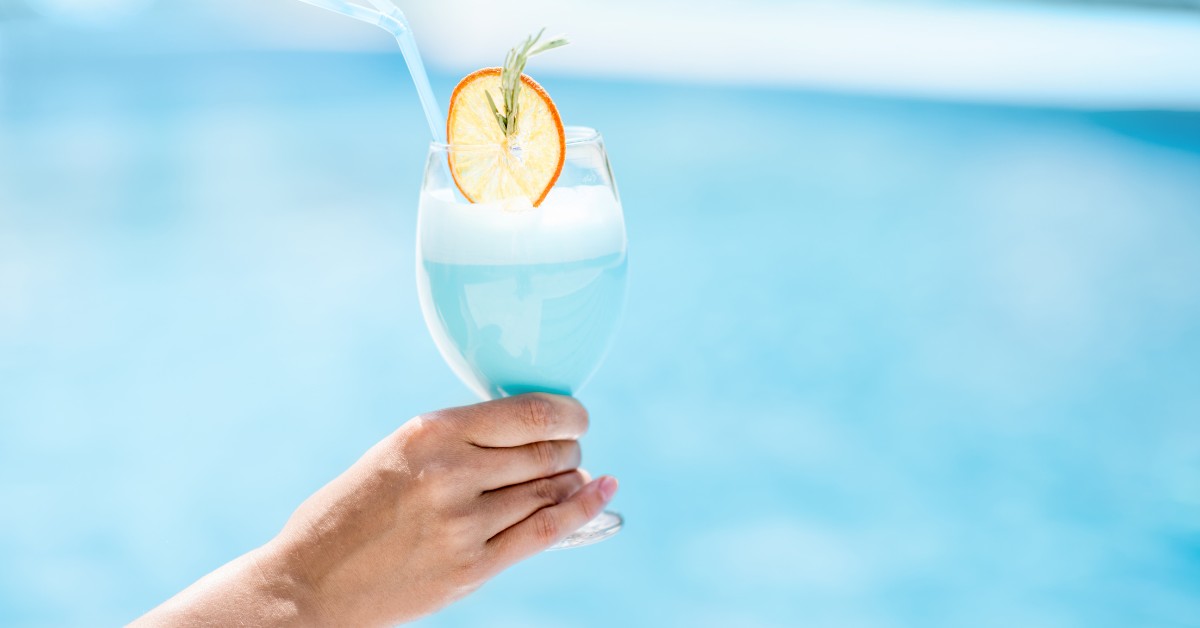 Những lỗi thường gặp khi cầm ly cocktail