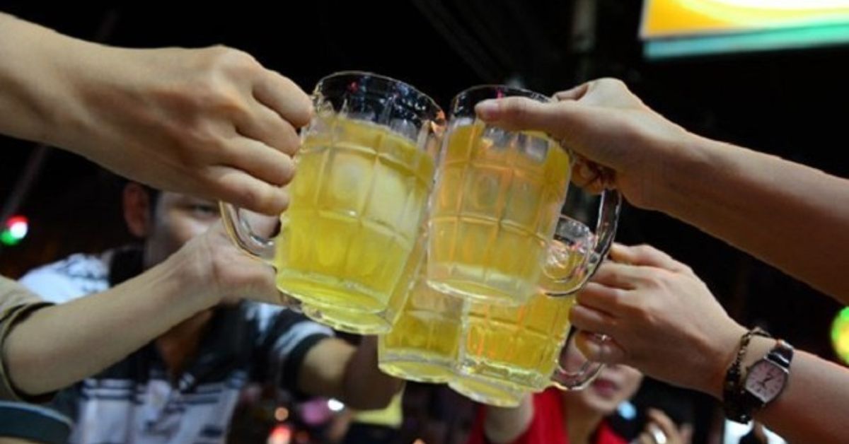 Khi nào nên cụng ly bia
