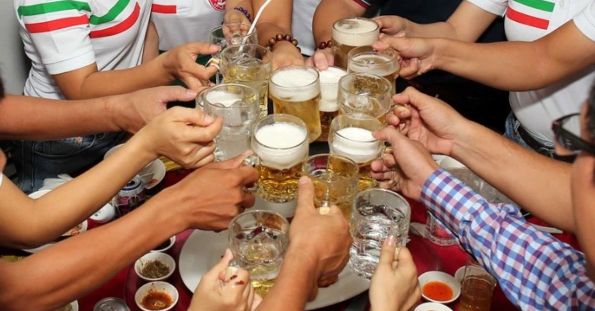 Cách cụng ly bia đúng kiểu Việt Nam