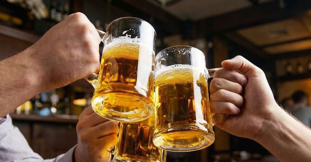 Cách cầm ly và tư thế khi cụng bia