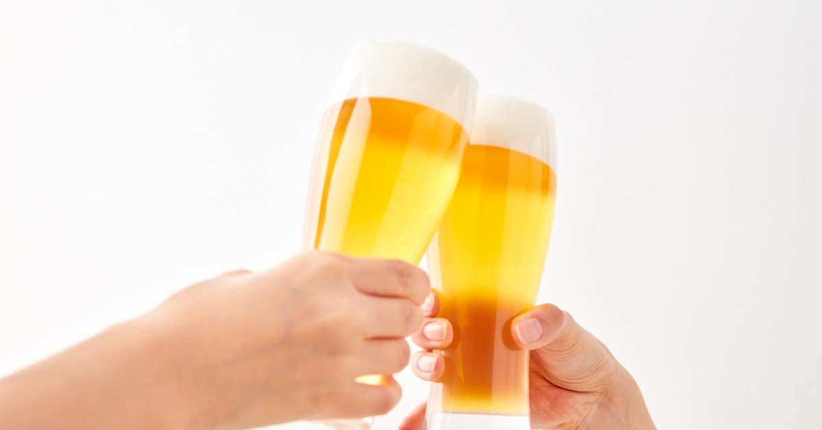 Cách cầm ly và tư thế khi cụng bia