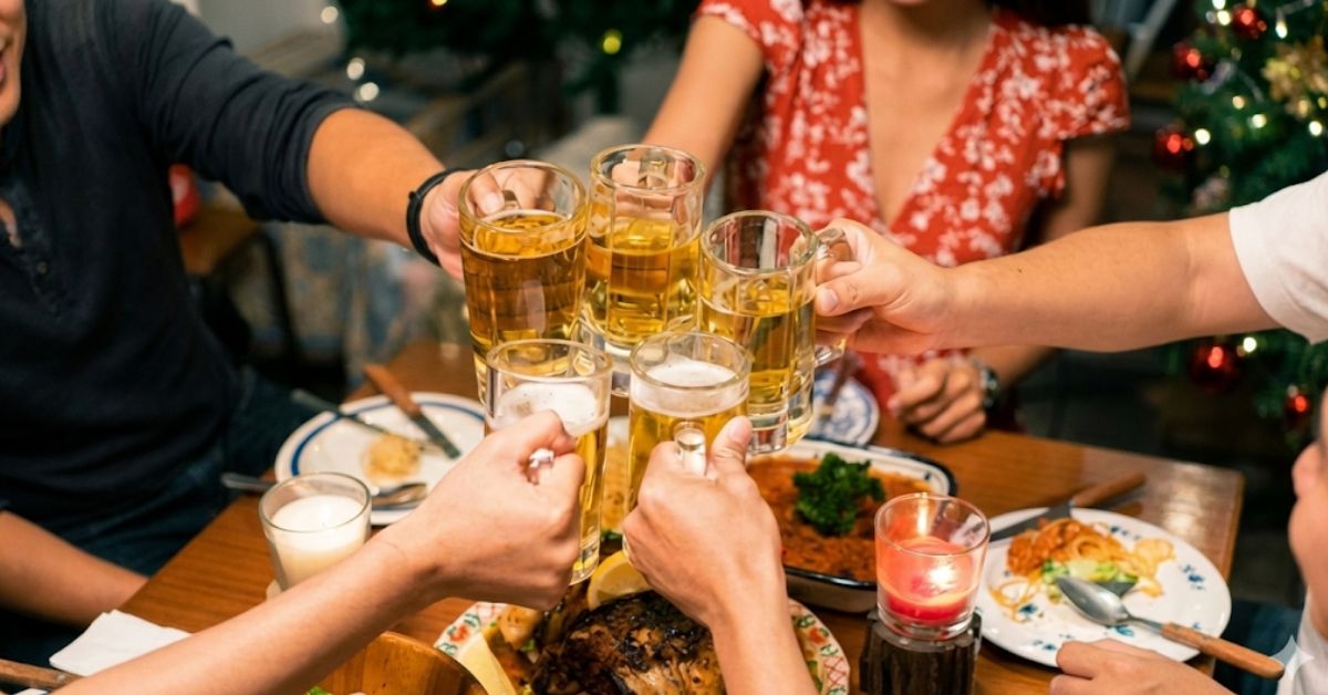 Cách chạm ly không bị trào bia