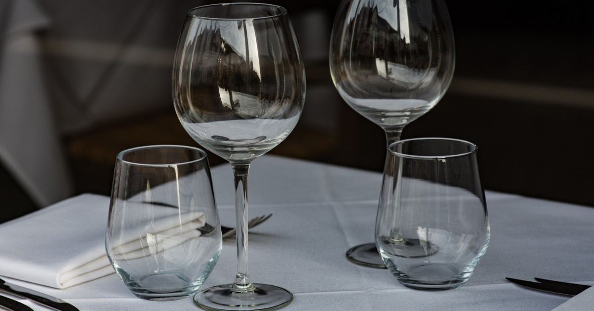 So sánh thủy tinh hữu cơ và thủy tinh thường