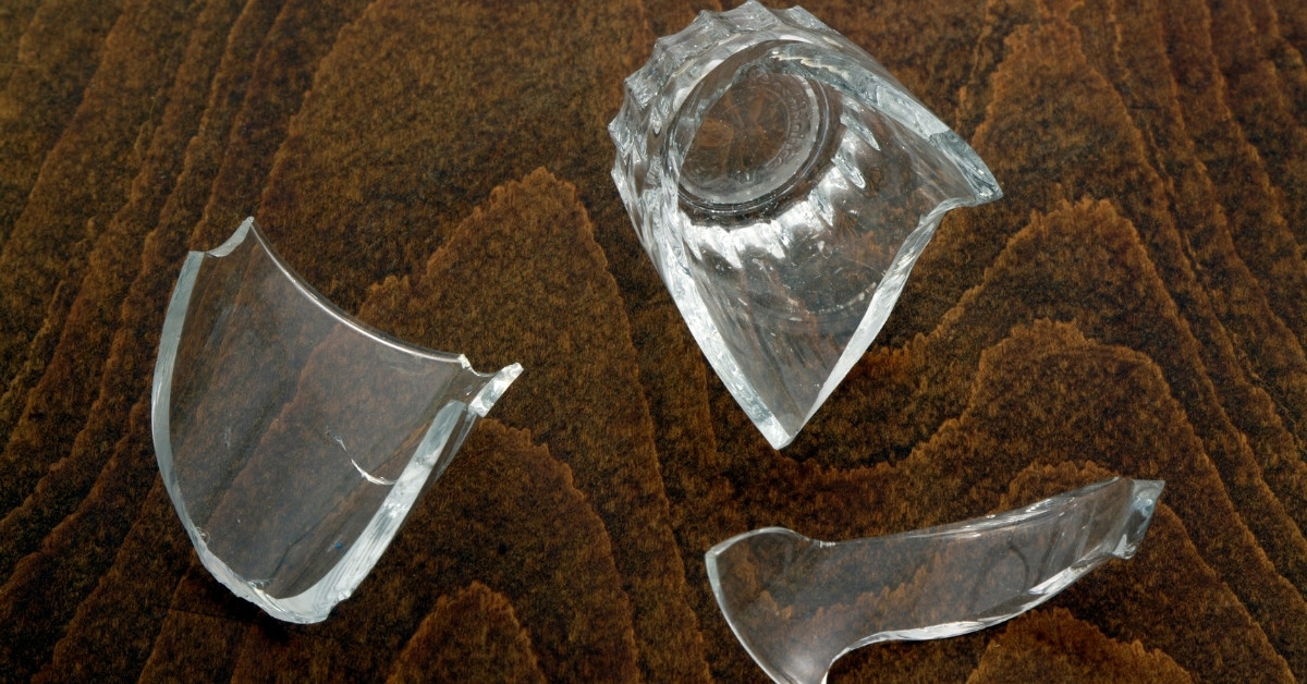 Lưu ý khi dán ly thủy tinh bị vỡ