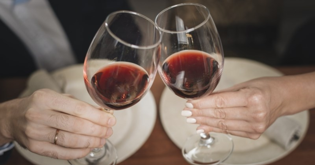 Cách Cầm Từng Loại Ly Rượu Phổ Biến