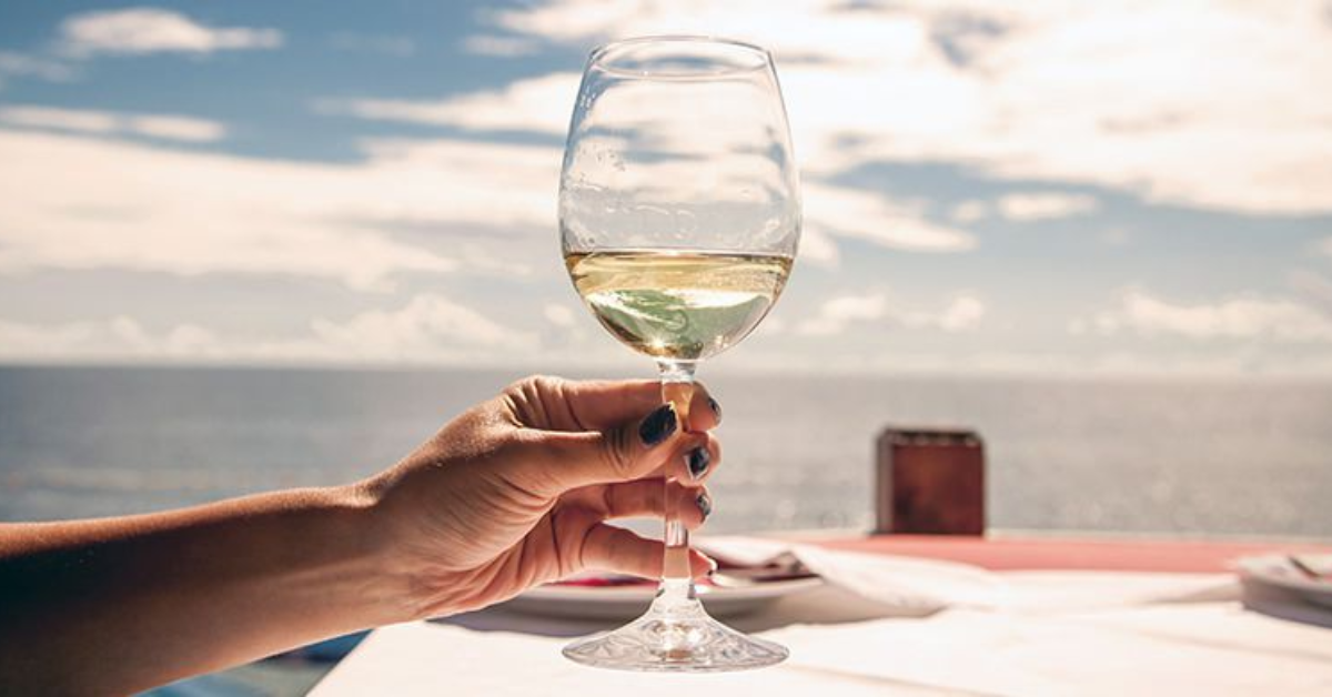 Tại Sao Cách Cầm Ly Rượu Lại Quan Trọng