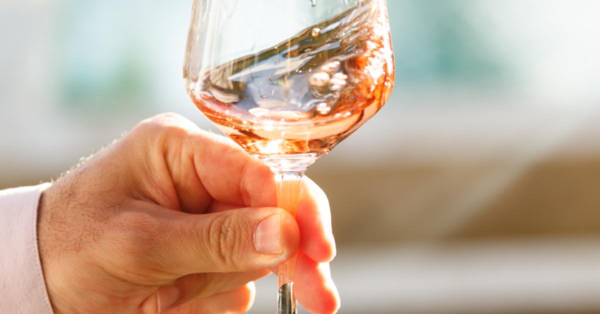 Những Lưu Ý Để Cầm Ly Rượu Đúng Cách