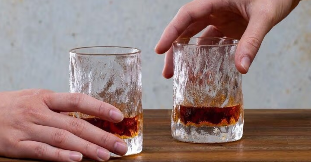 Vì sao việc cầm ly rượu whisky đúng cách quan trọng