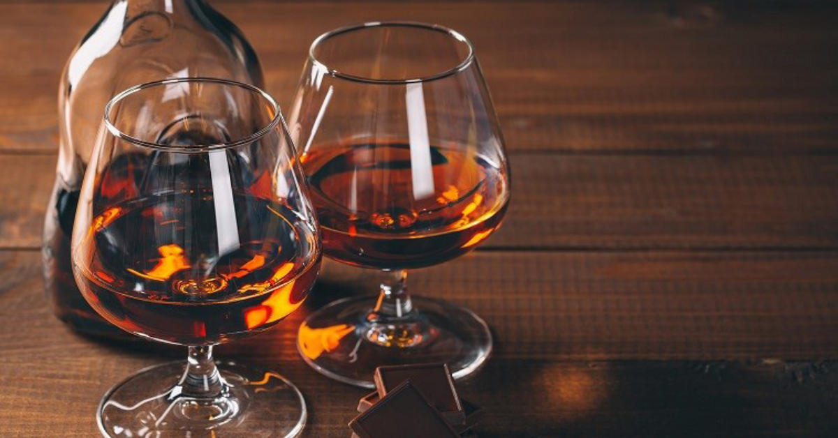 Cách cầm ly rượu Whisky có chân