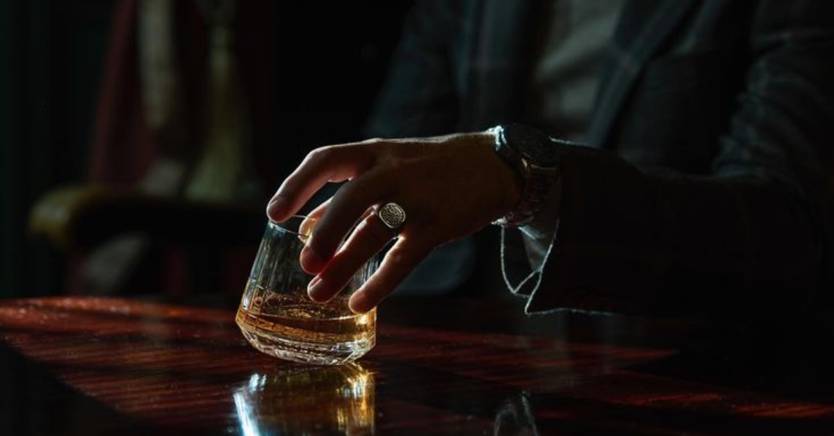 Cách cầm ly rượu Whisky không có chân