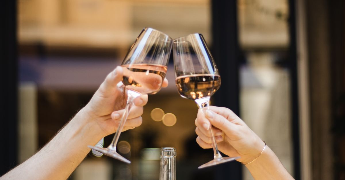 Tại sao cách cầm ly rượu có chân lại quan trọng