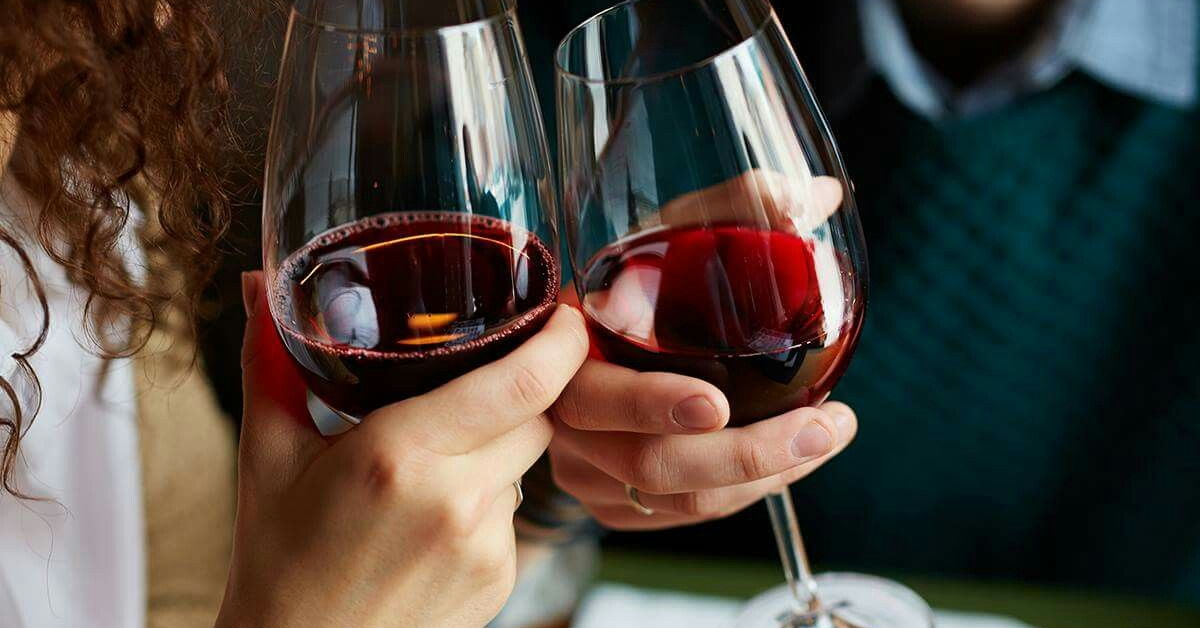 Cách cầm ly rượu có chân đúng chuẩn