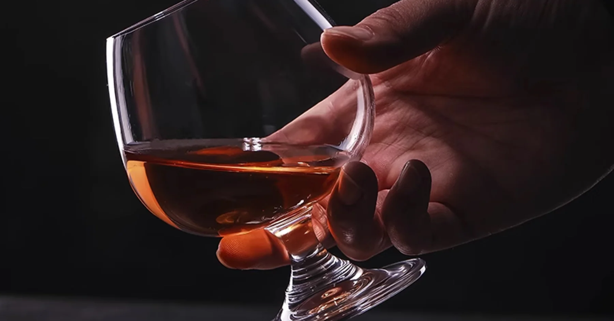 Cách cầm ly Brandy đúng chuẩn