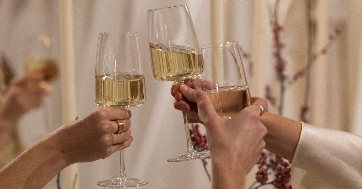 Khám phá cách cách cầm ly nói lên điều gì