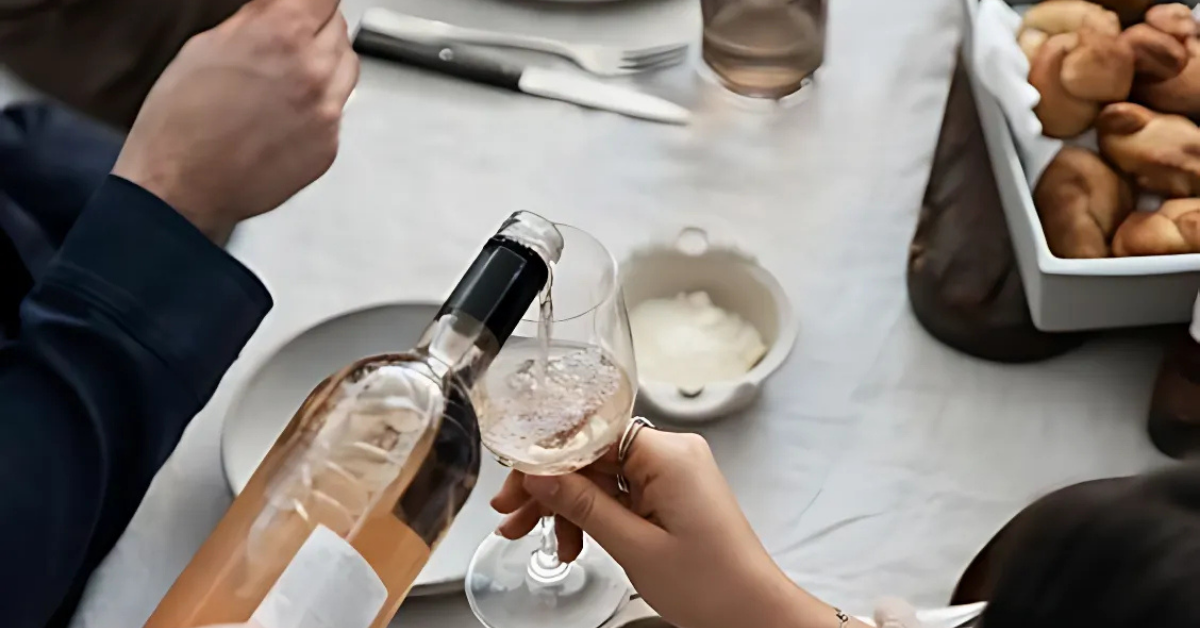 Cách cầm Ly sao cho thanh lịch và đúng chuẩn