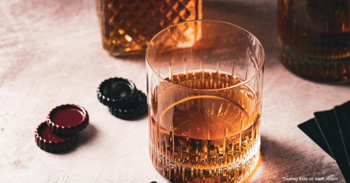 Những Cách Uống Rượu Whisky Phổ Biến & Loại Ly Thuỷ Tinh Đi Kèm Lý Tưởng
