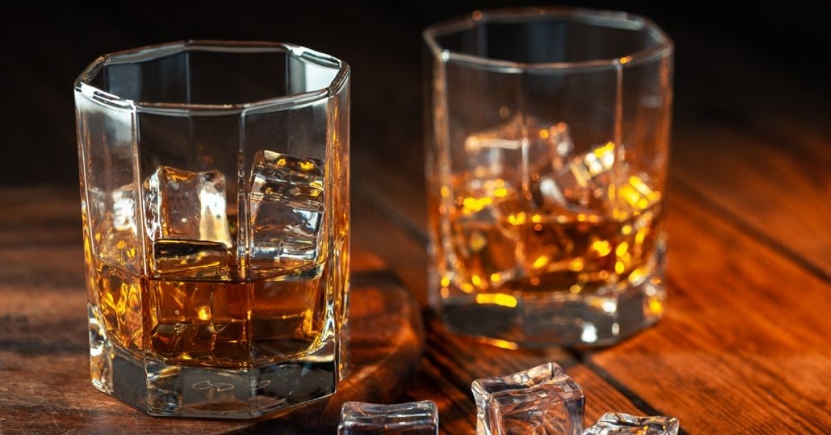 Cách cầm ly rượu Whisky không có chân