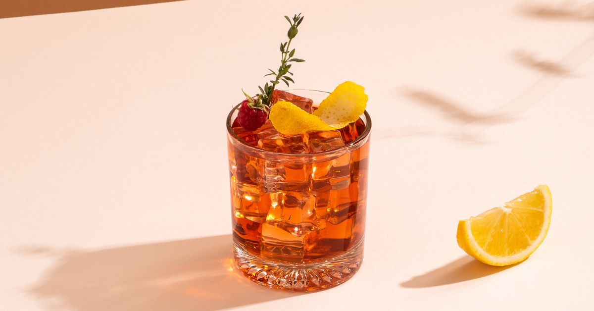 Các Bước Chuẩn Bị và Phục Vụ Rượu Whisky Chi Tiết