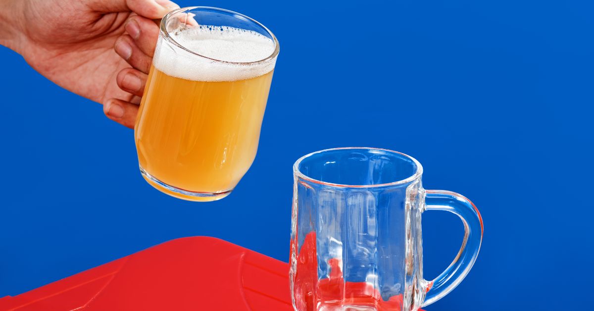 Vì sao nên đựng bia vào cốc thủy tinh