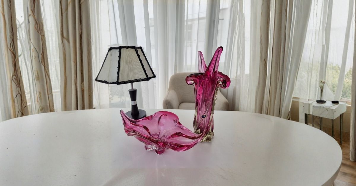 Lọ miệng 2 chẽ đế xoắn, mầu hồng sang trọng