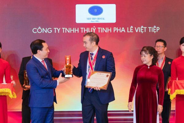 Thủy tinh Pha lê Việt Tiệp nhận giải thưởng Top 10 Sản phẩm - Dịch vụ xanh - bền vững 2025
